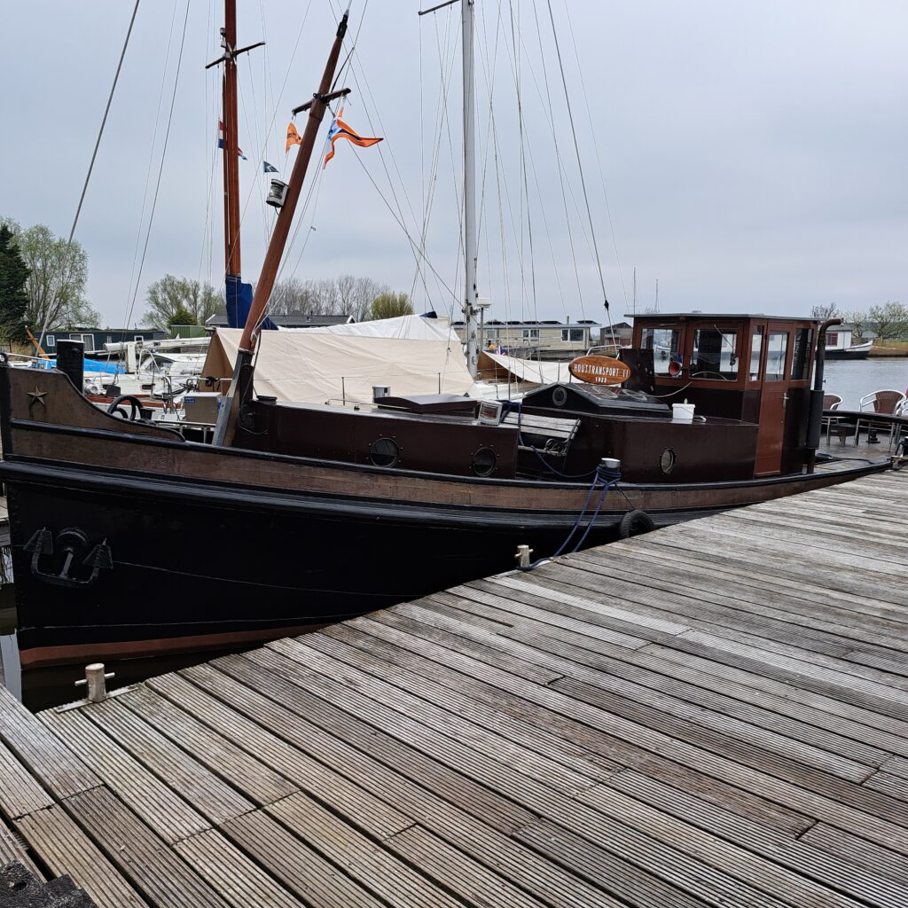 Houttransport aan de zijsteiger
